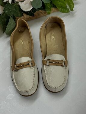 Classic Two-Tone Leather Loafers in Cream and Tan